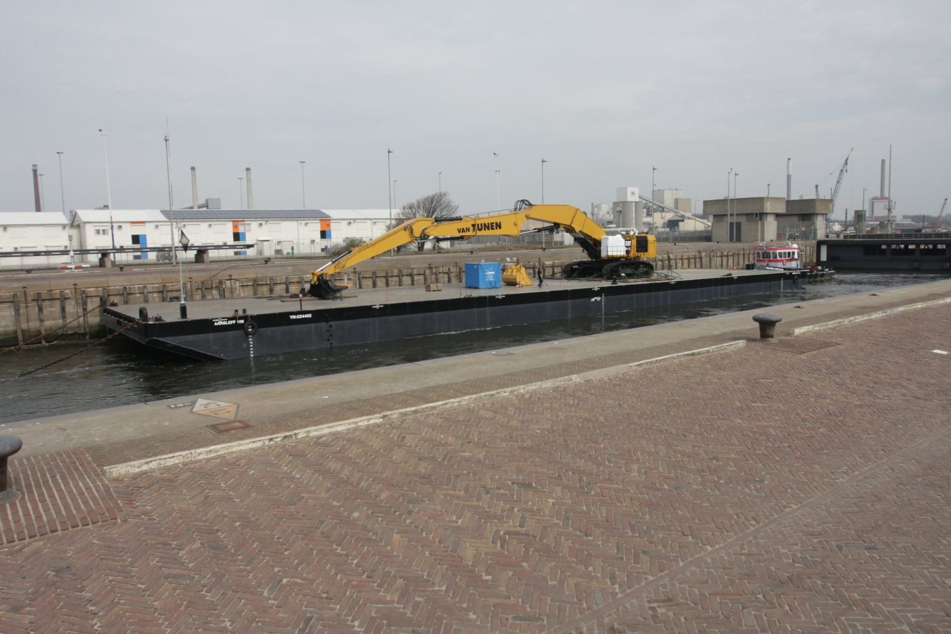 Van Tunen CAT 6015B Triple boom 35m reach - Per Aarsleff Port of Ronne Denmark -transport DAMEN Shipyard